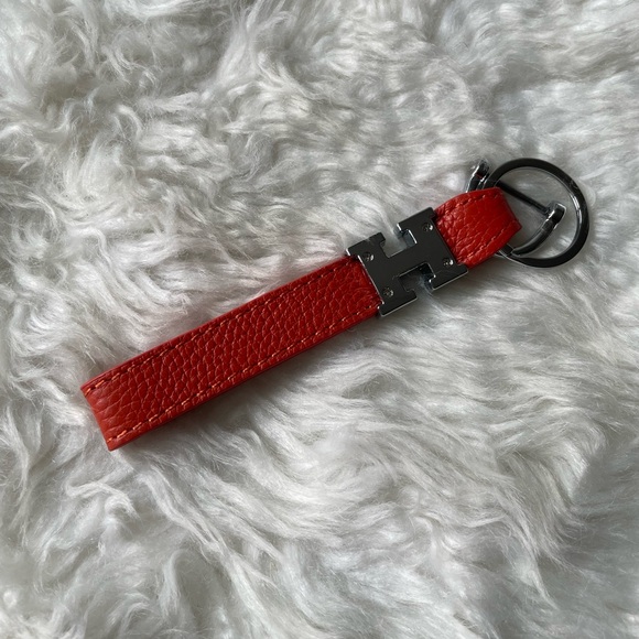 H Initial Keychain 🧡🍊 - Picture 2 of 3